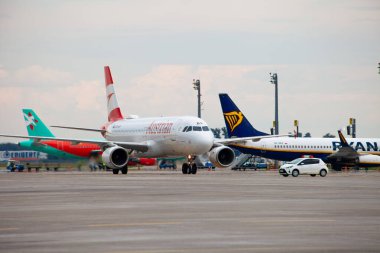 AUSTRIAN havayolu yolcu uçağı. Avrupa 'da ucuz maliyet. Havaalanı önlüğü. Uçak OE-LBP Airbus A320-214. Avusturya uçak pisti. Ukrayna, Kyiv - 1 Eylül 2021.