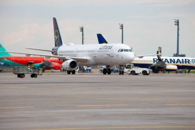 Alman Hava Yolları Lufthansa D-AIDB yolcu uçağı. Havaalanı önlüğü. Alman uçakları pistte. Airbus A321-231 uçağı geldi. Ukrayna, Kyiv - 1 Eylül 2021.