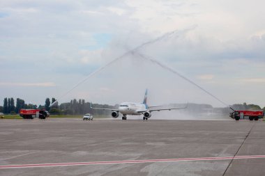 Alman havayolu Eurowings 'in yolcu uçağı. Avrupa 'da ucuz maliyet. Havaalanı önlüğü. Alman uçağı. Aircraft Airbus A320-214 D-AEWU uçak pisti. Ukrayna, Kyiv - 1 Eylül 2021.