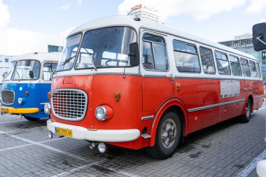 Eski kırmızı ve mavi Skoda otobüsü. Çekoslovakyalı Skoda RTO 706 Karosa modeli. Turist otobüsleri klasik model. Eski şehrin caddesi bir turistik cazibedir. Polonya, Varşova - 27 Temmuz 2023.