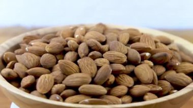 Kavanozdaki badem çekirdeği. Yukarıdan arka plan görüntüsü. Sağlıklı yemek.