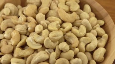 Tahta bir kasede kaju fıstığı. Fındık sağlıklı yemektir. Ahşap arka plan. Kaju çekirdeği