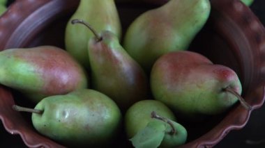 Paris armut çeşitleri. Meyveler masada. Sonbahar hasadı. Armut üst görünüm. Vitamin kasesi tabağı. Yeşil sarı kırmızı armut.