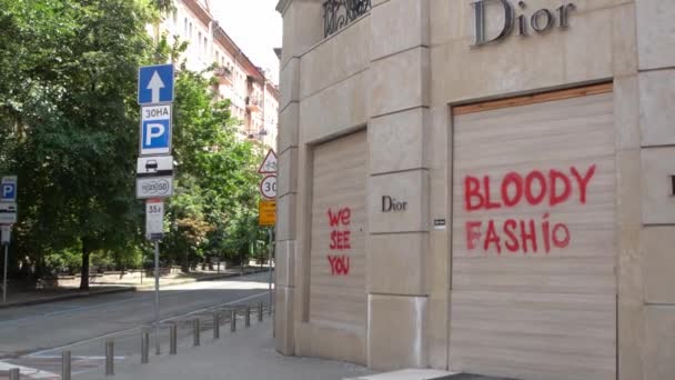 Надпись Логотип Компании Dior Магазине Кровавая Мода Надпись Окнах Закончилась — стоковое видео