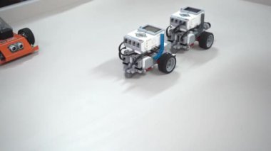 Robot bilimi dersi için el işi. LEGO inşaat setleri ve motorlardan yapılmış robot araba. Farklı sensörlere sahip basit oyuncak modellerinin geliştirilmesi. Ukrayna, Kyiv - 16 Aralık 2023