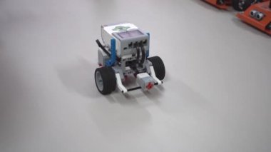 Robot bilimi dersi için el işi. LEGO inşaat setleri ve motorlardan yapılmış robot araba. Farklı sensörlere sahip basit oyuncak modellerinin geliştirilmesi. Ukrayna, Kyiv - 16 Aralık 2023