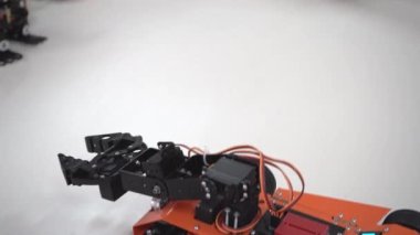El manipülatörü. Robotik dersinde robot araba. Çocuk oyuncağı. Eğitici inşaatçı. Ukrayna, Kyiv - 16 Aralık 2023