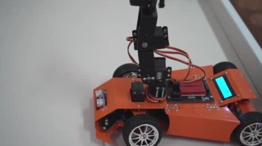 El manipülatörü. Robotik dersinde robot araba. Çocuk oyuncağı. Eğitici inşaatçı. Ukrayna, Kyiv - 16 Aralık 2023