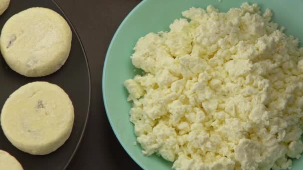 Cheesecakes Gemaakt Van Kwark Rozijnen Maak Eten Klaar Voor Het — Stockvideo