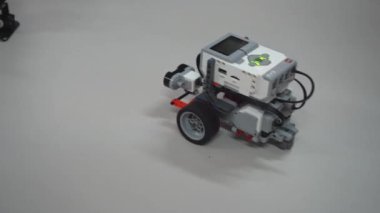Robot bilimi dersi için el işi. LEGO inşaat setleri ve motorlardan yapılmış robot araba. Farklı sensörlere sahip basit oyuncak modellerinin geliştirilmesi. Ukrayna, Kyiv - 16 Aralık 2023