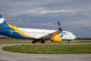 Ukrayna yolcu uçağı AZURAIR Boeing 737-800 UR-AZO. Havaalanı önlüğü. Uçak pistte. Uçak geliyor. Ukrayna, Kyiv - 1 Eylül 2021.