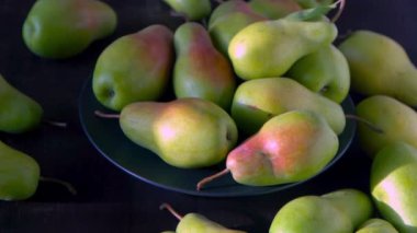 Paris armut çeşitleri. Meyveler masada. Sonbahar hasadı. Armut üst görünüm. Vitamin kasesi tabağı. Yeşil sarı kırmızı armut.
