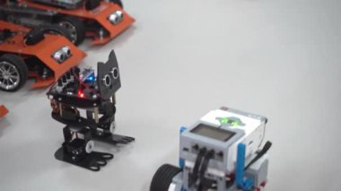 Robot bilimi dersi için el işi. LEGO inşaat setleri ve motorlardan yapılmış robot araba. Farklı sensörlere sahip basit oyuncak modellerinin geliştirilmesi. Ukrayna, Kyiv - 16 Aralık 2023