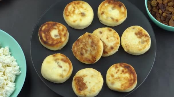 Sýrové Koláče Tvarohu Rozinek Připravte Jídlo Snídani Syrnická Palačinka Kulatý — Stock video