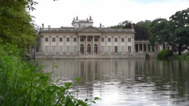 Göl evi. Göletli Lazienki Parkı. Sudaki saray bir mimari abidesidir..