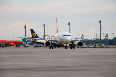 AUSTRIAN havayolu yolcu uçağı. Avrupa 'da ucuz maliyet. Havaalanı önlüğü. Uçak OE-LBP Airbus A320-214. Avusturya uçak pisti. Ukrayna, Kyiv - 1 Eylül 2021.