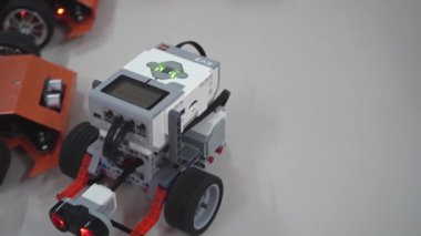 Robot bilimi dersi için el işi. LEGO inşaat setleri ve motorlardan yapılmış robot araba. Farklı sensörlere sahip basit oyuncak modellerinin geliştirilmesi. Ukrayna, Kyiv - 16 Aralık 2023