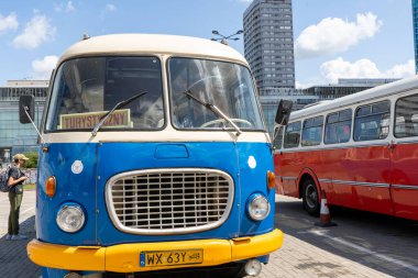 Eski kırmızı ve mavi Skoda otobüsü. Çekoslovakyalı Skoda RTO 706 Karosa modeli. Turist otobüsleri klasik model. Eski şehrin caddesi bir turistik cazibedir. Polonya, Varşova - 27 Temmuz 2023.