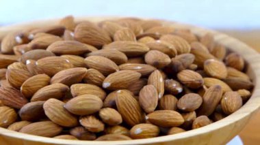 Kavanozdaki badem çekirdeği. Yukarıdan arka plan görüntüsü. Sağlıklı yemek.