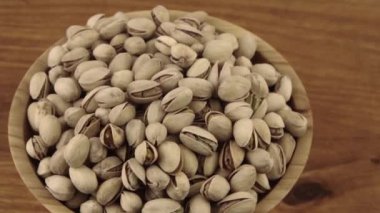 Ahşap bir kasede fıstıklar. Ahşap arka plan. Sağlıklı yemek.