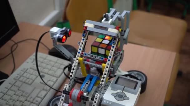 Hantverk För Robotklass Robot Tillverkad Lego Set Och Motor Löser — Stockvideo