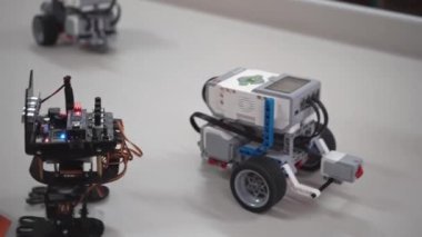 Robot bilimi dersi için el işi. LEGO inşaat setleri ve motorlardan yapılmış robot araba. Farklı sensörlere sahip basit oyuncak modellerinin geliştirilmesi. Ukrayna, Kyiv - 16 Aralık 2023