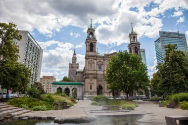 All Saints Kilisesi, Grzybowski Meydanı Plac Grzybowski. Varşova, Polonya. Şehir merkezinin evleri ve caddeleri. Turist rotası. Tarihi dönüm noktası. Eski ve yeni mimari görüşü