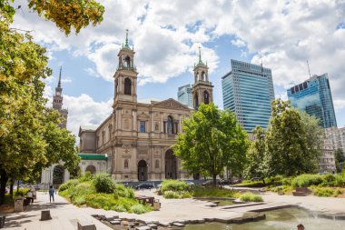 All Saints Kilisesi, Grzybowski Meydanı Plac Grzybowski. Varşova, Polonya. Şehir merkezinin evleri ve caddeleri. Turist rotası. Tarihi dönüm noktası. Eski ve yeni mimari görüşü