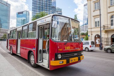 Varşova, Polonya, 28 Haziran 2019: Şehir merkezindeki bir otobüs durağında eski bir Ikarus yolcu otobüsü. Eski otobüs