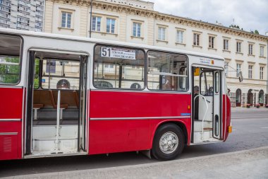 Varşova, Polonya, 28 Haziran 2019: Şehir merkezindeki bir otobüs durağında eski bir Ikarus yolcu otobüsü. Eski otobüs