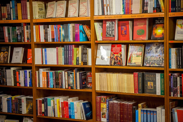 Книги на книжных полках в библиотеке. Изучение и знание. Литературные архивы. Варшава, Польша - 28 июня 2019 года.