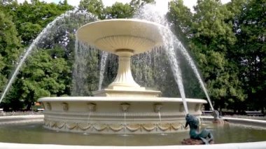 Parktaki büyük eski çeşme. Yaz günü. Varşova Polonya.