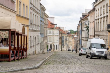 Eski şehir. Varşova Polonya. Çok renkli evler. Turistsiz bir cadde. Açık Avrupa. Varşova, Polonya - 1 Ağustos 2023.