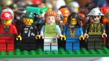 Lego minyatür figürler. Oyuncak adam. Çocuk oyun yapıcı tuğlalar. Bir sürü arkadaş. Ukrayna, Kyiv - 17 Ocak 2024