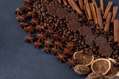 Yemek arkaplanı. Kahve çekirdekleri, tarçın çubukları, anason yıldızları ve çikolatalı şekerler..