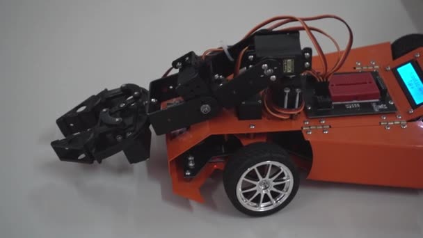 Manipulador Mãos Carro Robô Numa Aula Robótica Brinquedo Infantil Construtor — Vídeo de Stock