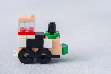 Mini tuğlalardan ve detaylardan Lego tren inşaatçısı. Çocuklar el sanatları. Oyun oyuncağı. Çocuk inşaatçısı tuğlası. Ukrayna, Kyiv - 17 Ocak 2024
