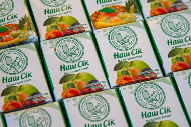 Sadochok tetra paketinde çocuk suyu. Odesa bebek maması fabrikası logosu. Bir kutuda pipetle iç. Ukrayna, Kyiv - 16 Ocak 2024.