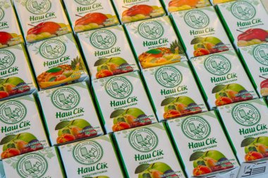 Sadochok tetra paketinde çocuk suyu. Odesa bebek maması fabrikası logosu. Bir kutuda pipetle iç. Ukrayna, Kyiv - 16 Ocak 2024.