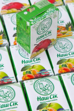 Sadochok tetra paketinde çocuk suyu. Odesa bebek maması fabrikası logosu. Bir kutuda pipetle iç. Ukrayna, Kyiv - 16 Ocak 2024.