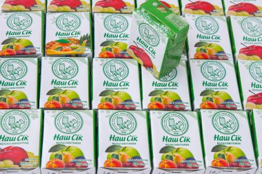 Sadochok tetra paketinde çocuk suyu. Odesa bebek maması fabrikası logosu. Bir kutuda pipetle iç. Ukrayna, Kyiv - 16 Ocak 2024.