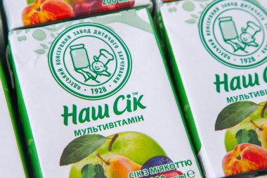 Sadochok tetra paketinde çocuk suyu. Odesa bebek maması fabrikası logosu. Bir kutuda pipetle iç. Ukrayna, Kyiv - 16 Ocak 2024.