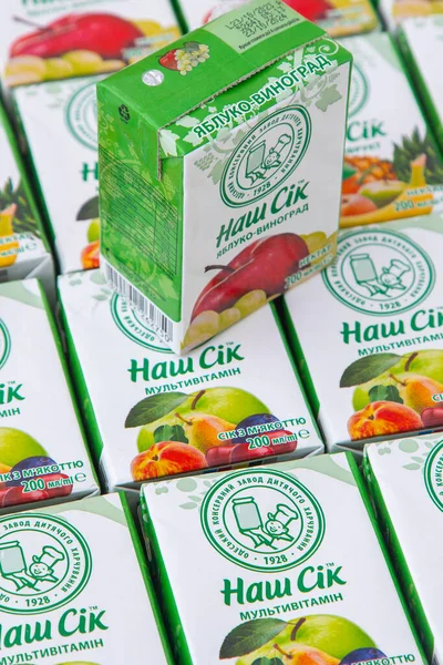 Sadochok tetra paketinde çocuk suyu. Odesa bebek maması fabrikası logosu. Bir kutuda pipetle iç. Ukrayna, Kyiv - 16 Ocak 2024.