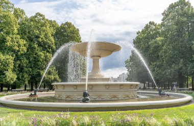 Parktaki büyük eski çeşme. Yaz günü. Varşova Polonya.