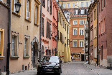 Eski şehir. Varşova Polonya. Çok renkli evler. Turistsiz bir cadde. Açık Avrupa. Varşova, Polonya - 1 Ağustos 2023.