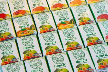 Sadochok tetra paketinde çocuk suyu. Odesa bebek maması fabrikası logosu. Bir kutuda pipetle iç. Ukrayna, Kyiv - 16 Ocak 2024.