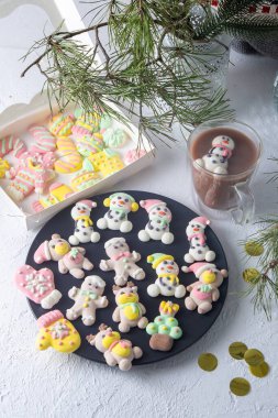 Noel şekerlemeleri. Kış şekeri. Aralık ayında tatlı yemek. Kardan adam ve Noel Baba