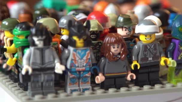 Lego Mini Figurák Készlet Különböző Játékszerész Gyerekjáték Építő Téglák Baráti — Stock videók