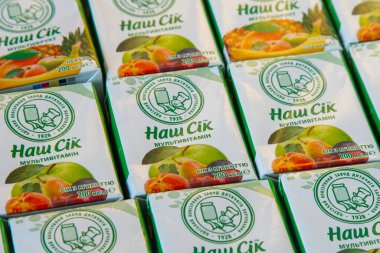 Sadochok tetra paketinde çocuk suyu. Odesa bebek maması fabrikası logosu. Bir kutuda pipetle iç. Ukrayna, Kyiv - 16 Ocak 2024.