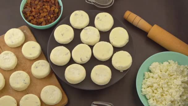 Pasteles Queso Hechos Requesón Pasas Prepara Comida Para Desayuno Panqueque — Vídeo de stock